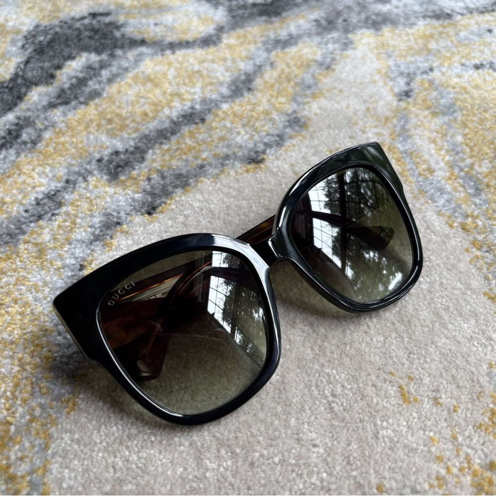Never worn Gucci Women's Sunglasses with Black Frame